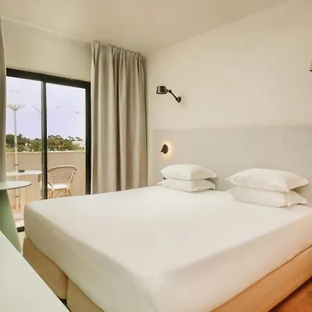 Курортный комплекс Vale D'el Rei & 4*